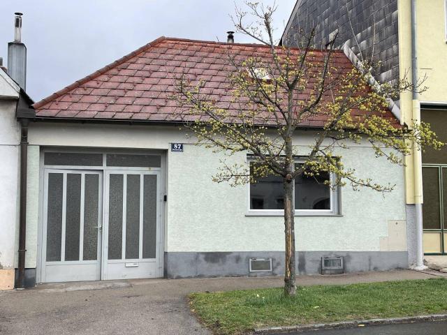 GEPFLEGTES EINFAMILIEN HAUS MIT GROSSER GARAGE/HALLE!