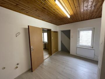 Gepflegtes einfamilien haus mit grosser garage/halle!