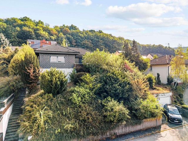 Gepflegtes Einfamilienhaus in Hanglage zu verkaufen!
