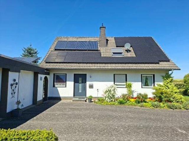 Gepflegtes Einfamilienhaus in ruhiger Lage mit 4 fach Garage