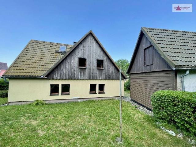 Gepflegtes Einfamilienhaus mit 1.594 m² Grundstück, Garage & Werkstatt in Altenberg