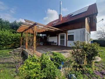 Wunderschönes Einfamilienhaus mit großem Garten, Pool & Garage
