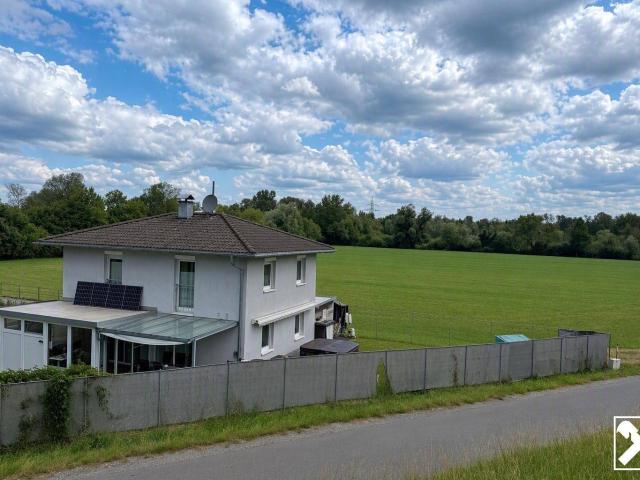 Gepflegtes Einfamilienhaus mit Carport und Wintergarten