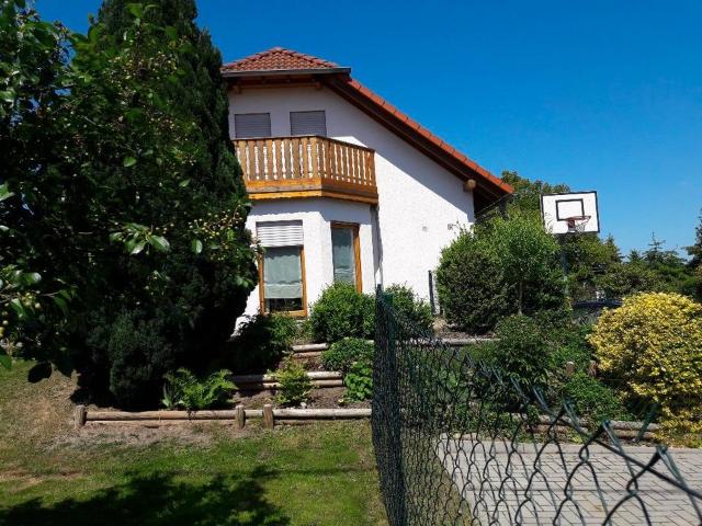 Gepflegtes Einfamilienhaus mit Garage, Garten und viel Platz