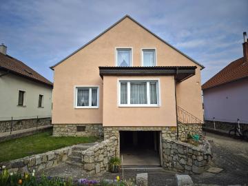 GEPFLEGTES EINFAMILIENHAUS MIT GARAGE UND SCHÖNEM GARTEN