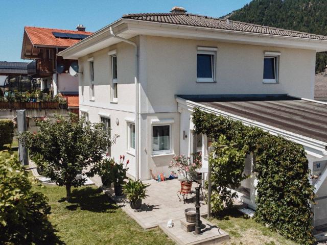Gepflegtes Einfamilienhaus mit großzügigem Platzangebot, hochwertiger Ausstattung und idyllischem Garten in Vils
