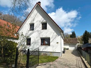 Gepflegtes Einfamilienhaus mit großem Garten in ruhiger Lage von