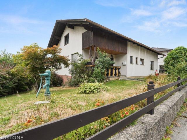 Gepflegtes Einfamilienhaus mit großem Garten und Ausbaupotenzial in Martinsberg