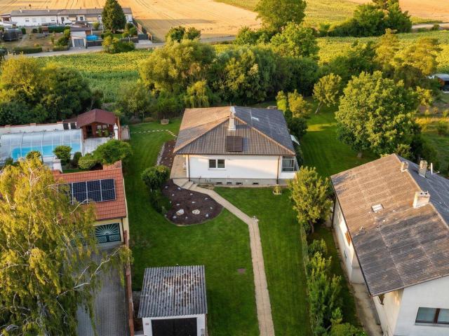 Gepflegtes Einfamilienhaus mit großem Grundstück und zahlreichen Modernisierungen