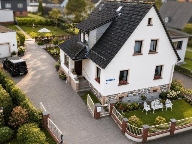Gepflegtes Einfamilienhaus mit großem Grundstück und Garten