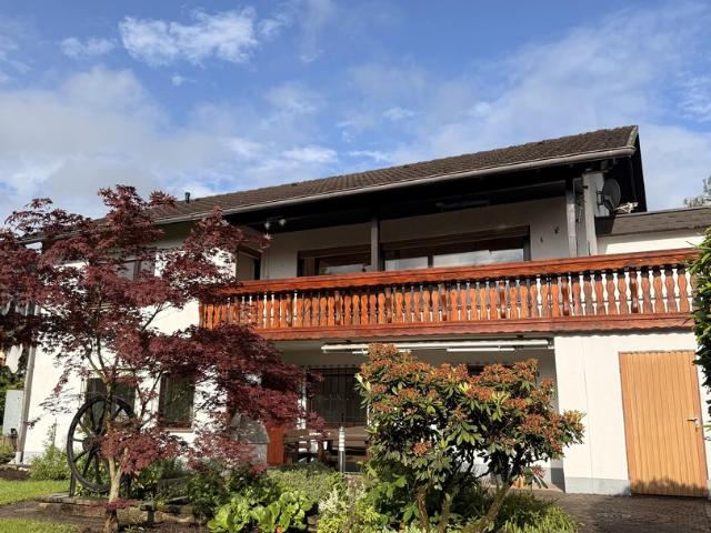 Gepflegtes Einfamilienhaus mit EBK, Balkon, schön angelegtem Garten und Aussicht