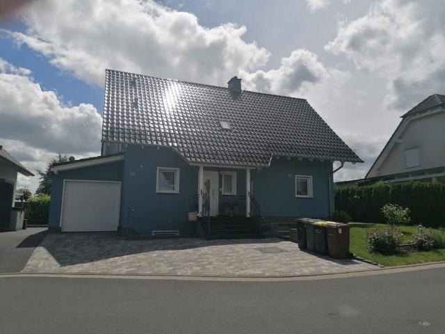 Gepflegtes Einfamilienhaus mit Einliegerwohnung, Garage & Garten