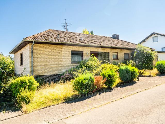 Gepflegtes Einfamilienhaus mit Einliegerwohnung mit Weitblick in Windeck Herchen!