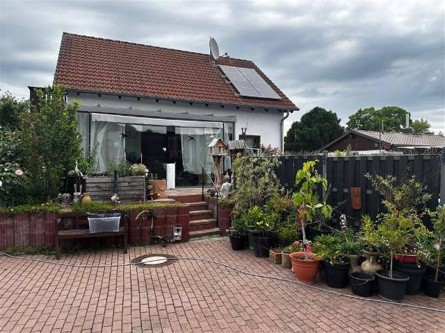Gepflegtes Einfamilienhaus mit Keller, Pool und Wintergarten