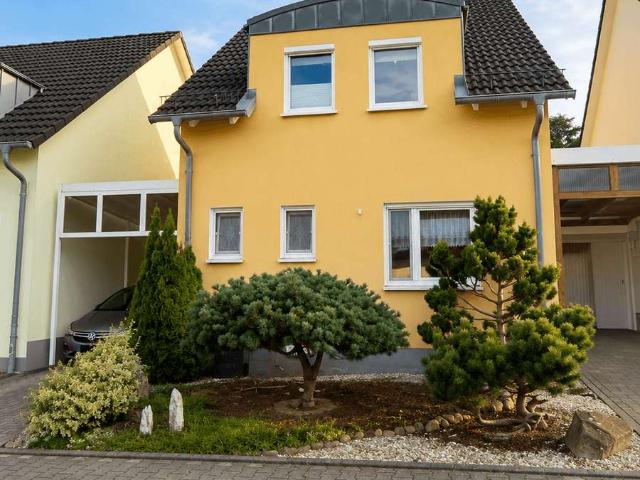 Gepflegtes Einfamilienhaus mit Küche, Terrasse, Garten und Fernwärme in Hartmannsdorf