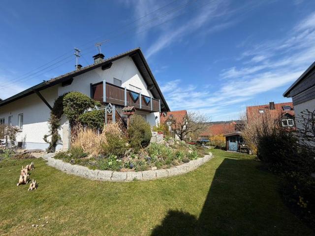 Gepflegtes Einfamilienhaus mit liebevoll angelegten Garten