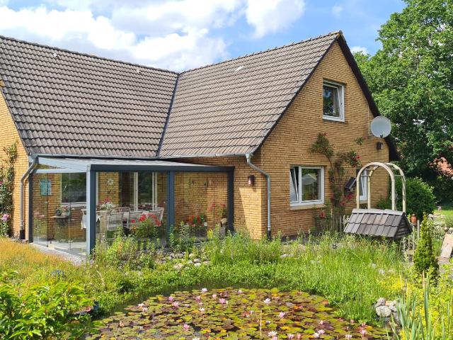 Gepflegtes Einfamilienhaus mit Nebengebäude, Sommergarten, Kaminofen und Gartenteich