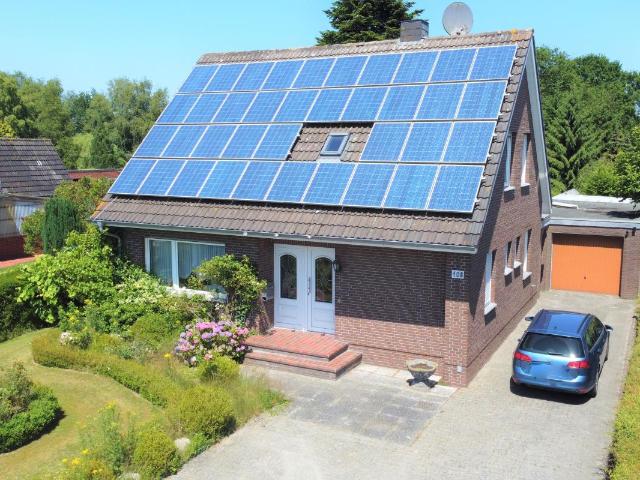 gepflegtes Einfamilienhaus mit PV Anlage in Kanallage auf großem Grundstück