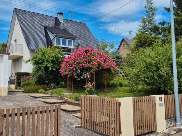 Gepflegtes Einfamilienhaus mit Traumgarten von Privat
