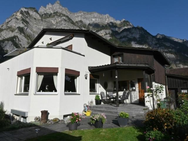 Gepflegtes, einseitig angebautes 5 Zimmer Einfamilienhaus