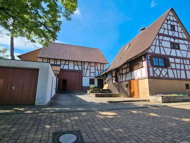 Gepflegtes Fachwerkhaus mit großer Scheune,Garage und Garten