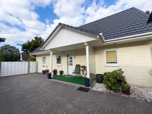 Gepflegtes Familienglück im Grünen – Freistehendes Einfamilienhaus mit Carport, Gartenteich & modern