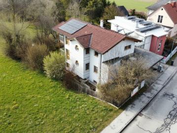 Großes, fast neues Haus in Berndorf mit schönem Fernblick