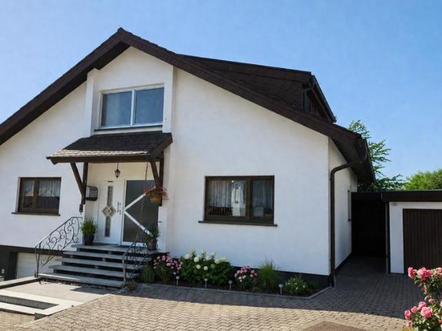 Gepflegtes, freistehendes, 1,5 stöckiges Enfamilienhaus