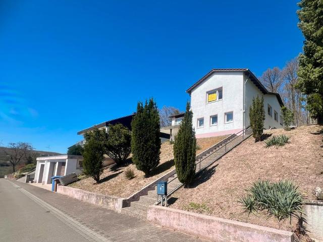 Gepflegtes freistehendes Haus in traumhafter Lage von Olsbrücken