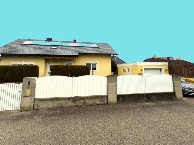 Preisreduktion! Gepflegtes großes Einfamilienhaus mit überdachtem Pool!