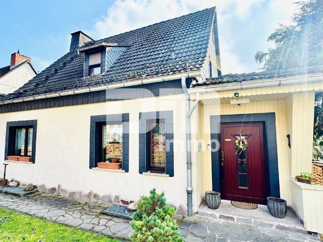 Gepflegtes Raumwunder in idyllischer Lage Modernisiertes Einfamilienhaus Garagen / Garten
