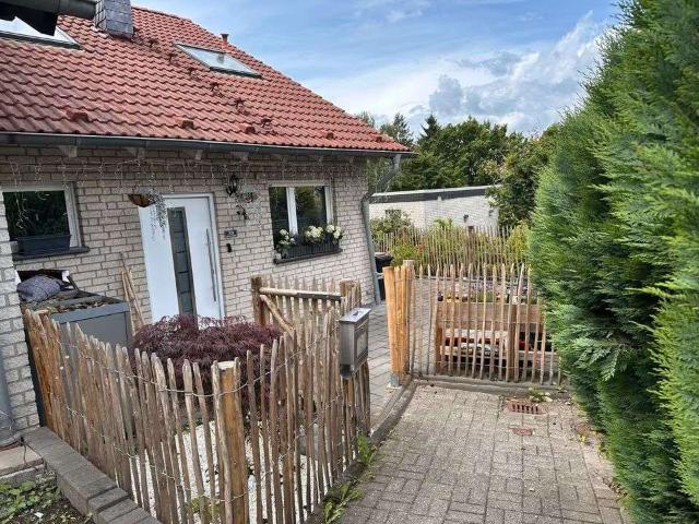 Gepflegtes Reihenendhaus mit Garten, Balkon und zwei Garagen