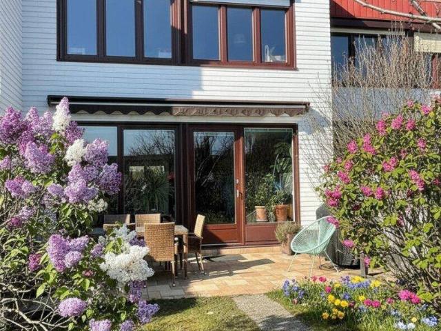 Gepflegtes Reihenhaus mit Carport, Gemeinschaftspool und Sauna