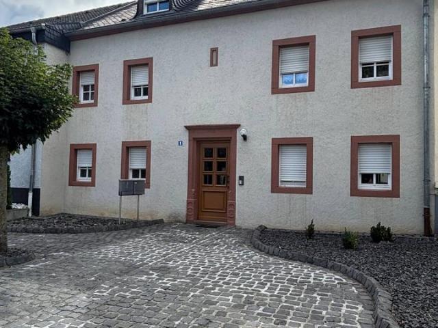 Gepflegtes Reihenhaus mit zwei Wohnungen in Beilingen
