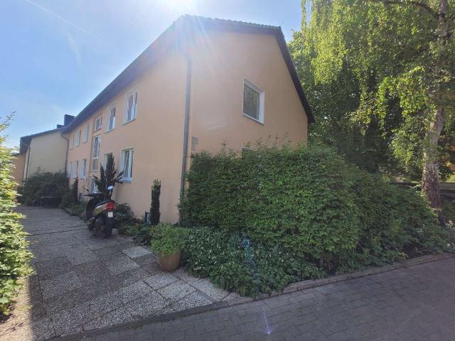 Gepflegtes Renditeobjekt: Voll vermietetes Mehrfamilienhaus mit 4 Wohneinheiten und 3 Garagen
