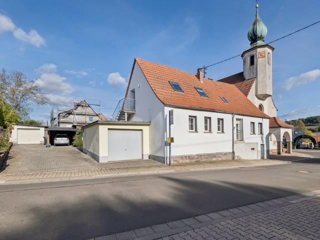 Gepflegtes Wohnen mit Wohlfühlambiente – Einfamilienhaus mit Kaminofen, Garten + 2 GaragenLohnsfeld