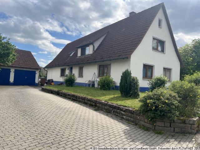 Gepflegtes Wohnhaus mit 3 gemütlichen Wohnungen, 2 Garagen und großem Garten