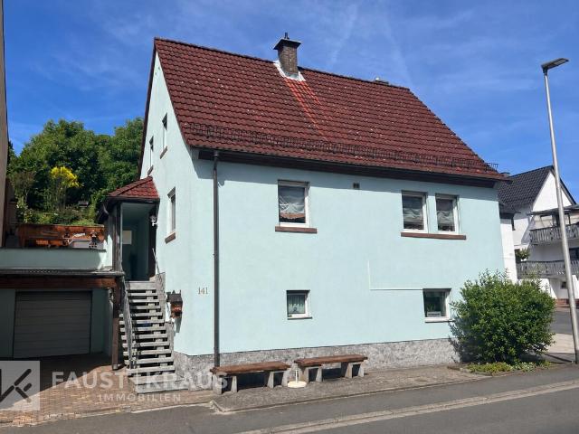 Gepflegtes Wohnhaus mit großem Grundstück, Garage, Carport und vielseitigen Nutzungsmöglichkeiten