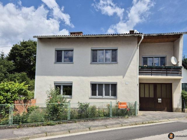 Solides Wohnhaus mit Innenhof und Ausblick!