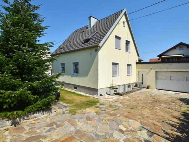 Gepflegtes Wohnhaus mit idyllischem Garten, Terrasse und Garage in Enns