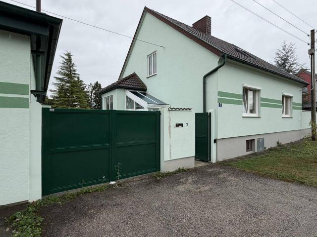 Gepflegtes Wohnhaus mit Nebengebäude inkl. Garage Wohnrecht vorhanden ca. 90 J. !
