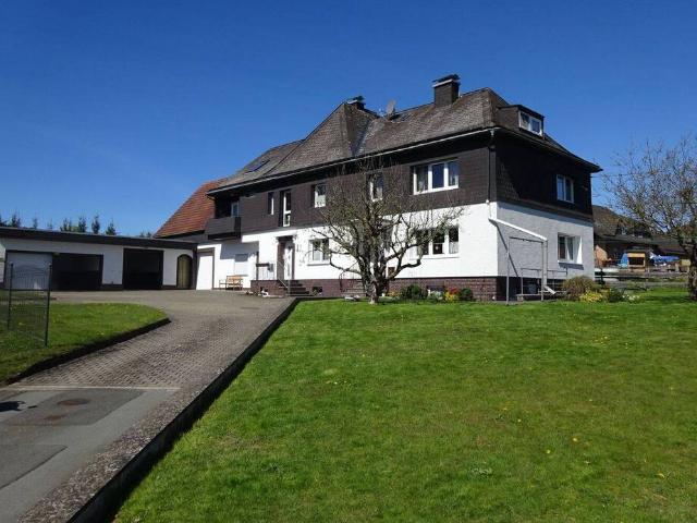 Gepflegtes Wohnhaus mit Scheune und Garagen in wunderschöner Lage