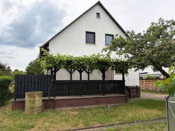 Gepflegtes Wohnhaus mit schönem Garten, Doppelgarage und vielseitigen Nutzungsmöglichkeiten in Moosbach