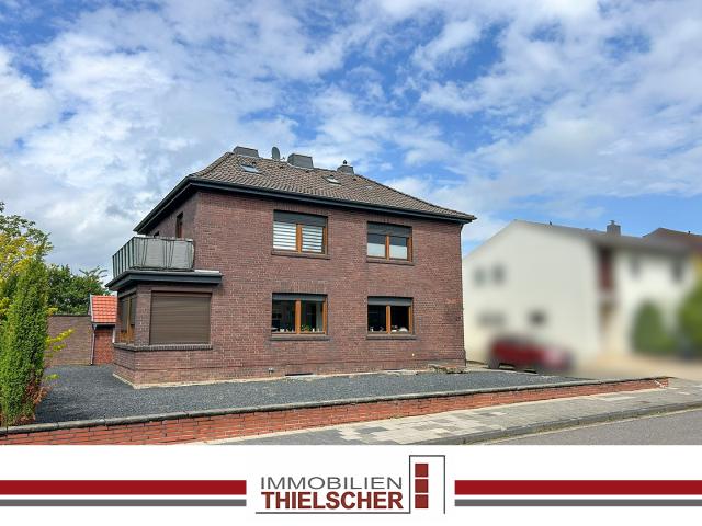 Gepflegtes Zweifamilienhaus auf großem Grundstück mit Garage und Garten
