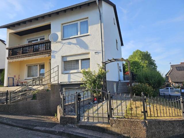 Gepflegtes Zweifamilienhaus – EG sofort frei, Kamin