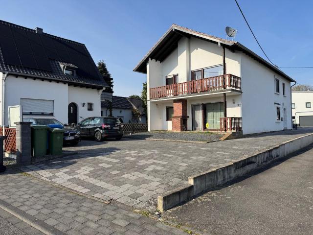 Gepflegtes Zweifamilienhaus in Neuwied – 220 m² Wohnfläche