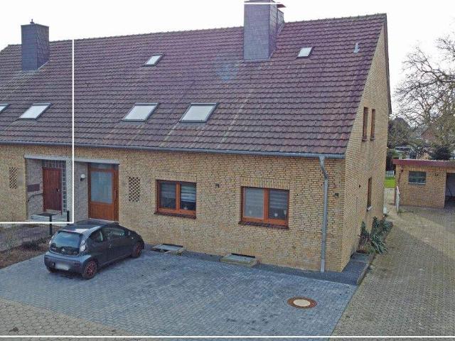Gepflegtes Zweifamilienhaus in Voerde Spellen mit großem Grundstück!