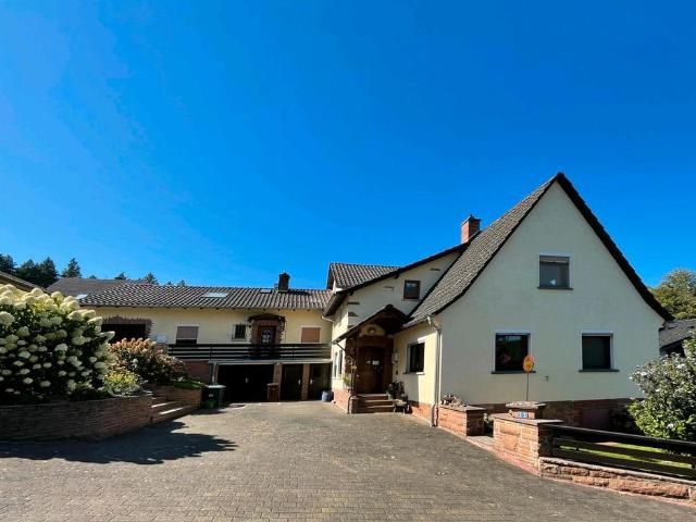 Gepflegtes Zweifamilienhaus mit Nebengebäude in Büdingen Dudenrod