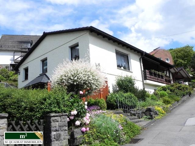 Gepflegtes Zweifamilienhaus mit Garage und Doppelcarport sucht neuen Eigentümer
