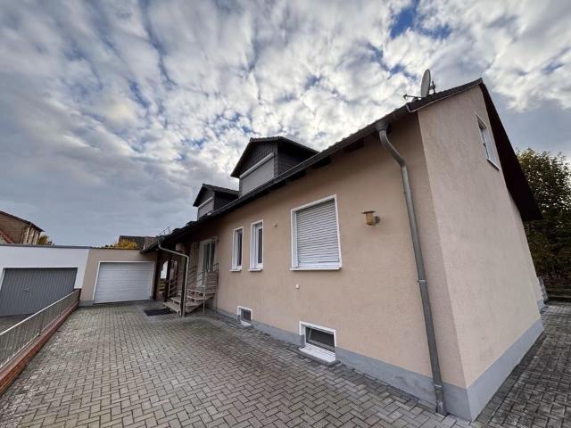 Gepflegtes Zweifamilienhaus mit Garage und Überdachtem Freisitz